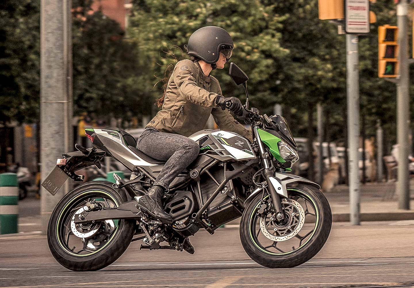 https://www.kawasaki.com/Content/Images/SubBrand/2024-z/MY24_z_sblp_panel_6.jpg